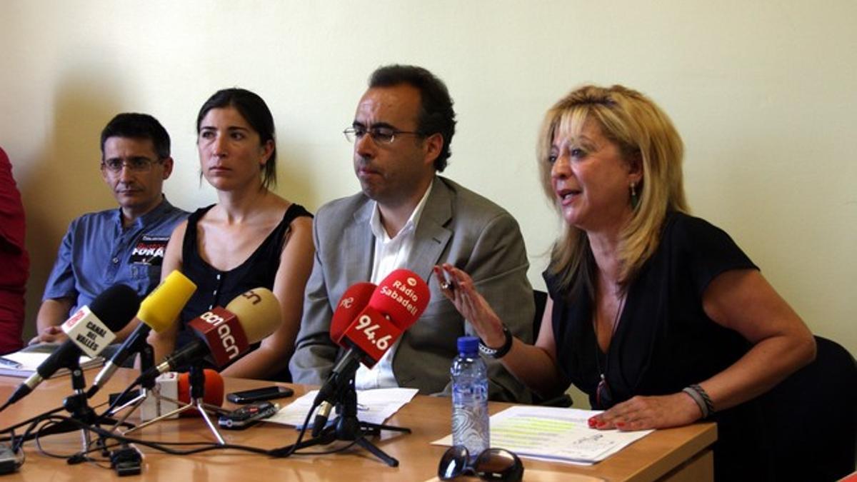 El portavoz de Entesa per Sabadell, Lluís Perarnau; la portavoz de la plataforma, Mariona Bracons; el presidente de la ALLAC, Raúl Garcia, y la vicepresidenta de la misma organización, Presentación Galera, durante la rueda de prensa de este jueves en