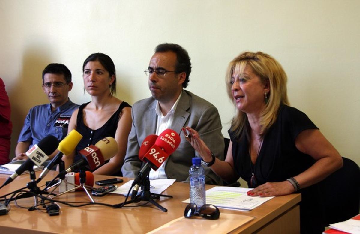 El portavoz de Entesa per Sabadell, Lluís Perarnau; la portavoz de la plataforma, Mariona Bracons; el presidente de la ALLAC, Raúl Garcia, y la vicepresidenta de la misma organización, Presentación Galera, durante la rueda de prensa de este jueves en