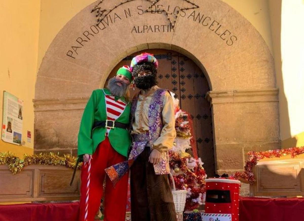 El cartero real y el elfo de Papá Noel en Alpartir. | SERVICIO ESPECIAL
