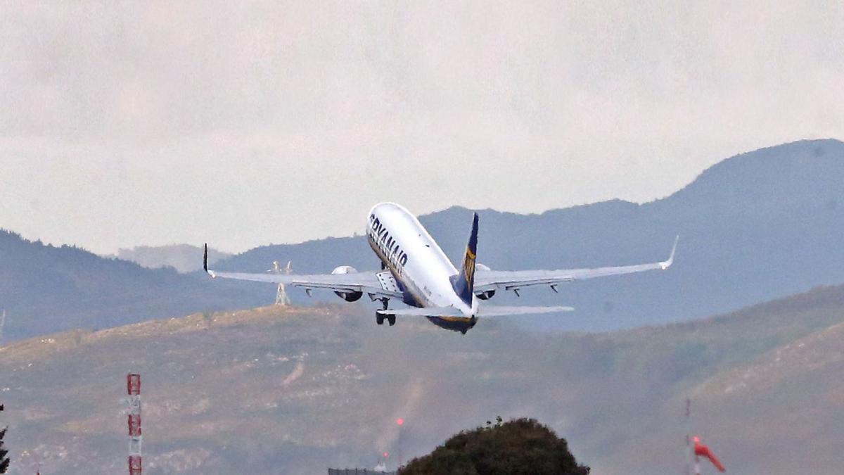 Un avión de Ryanair despega de Peinador rumbo a Dublín el pasado 2019. |   
// MARTA G. BREA