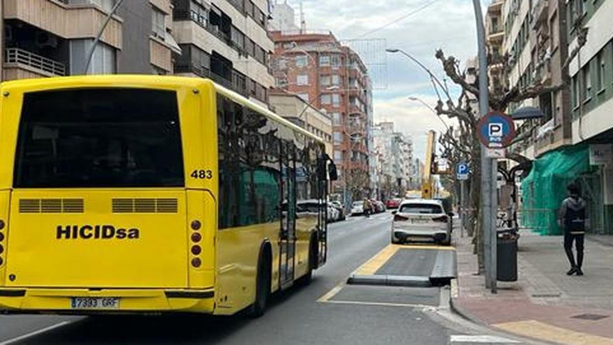 La plataforma de la parada de la avenida Francesc Tàrrega, una de las más usadas de la ciudad, ya está instalada.