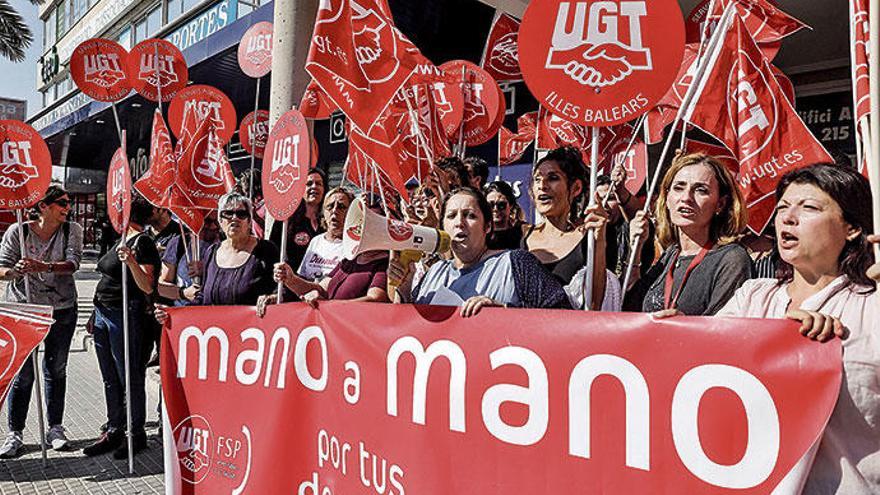 Planen weitere Proteste in den kommenden Wochen: Pflegerinnen bei einer Kundgebung in Palma Ende Oktober.