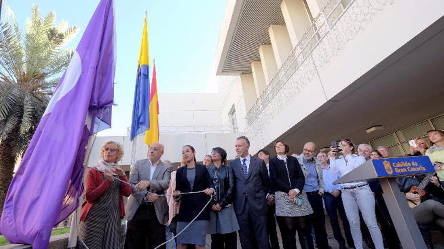 Antonio Morales junto a Patricia Hernández, Maíra Nebot y otros consejeros en el izado de la bandera feminista ayer.