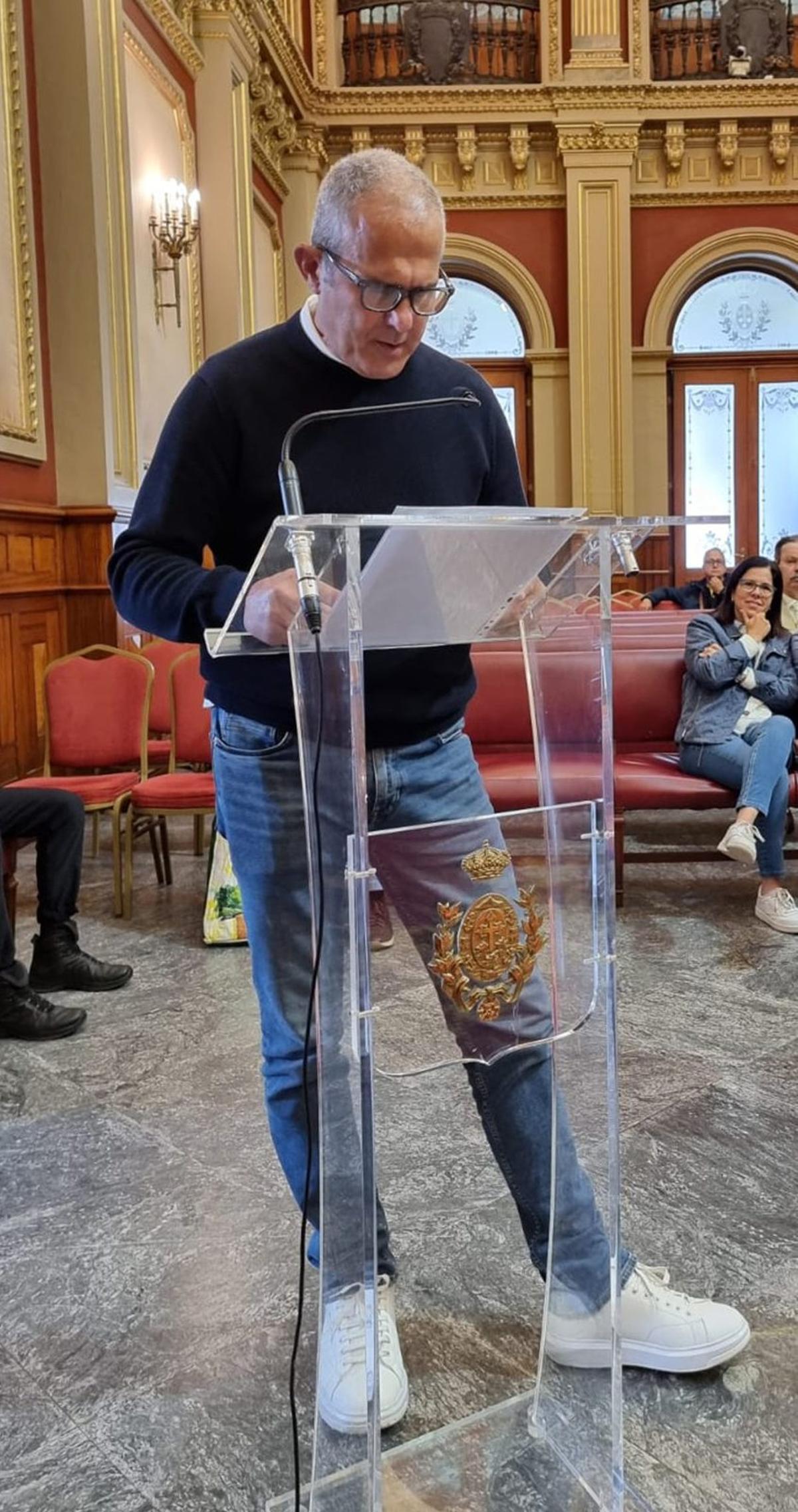 Pedro Pérez, vecino de El Cresal, pidió al pleno una solución. | EL DÍA
