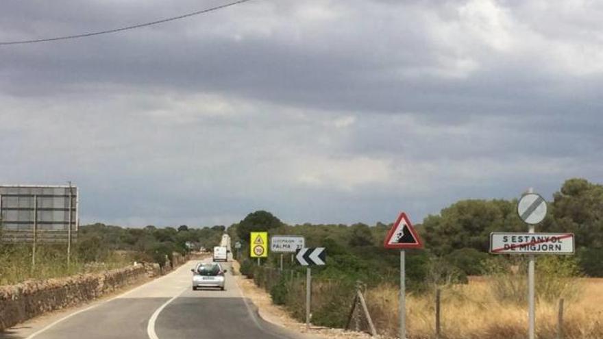 Gefährlich für Rad- und Autofahrer: die Ma-6015 von Llucmajor nach s&#039;Estanyol.