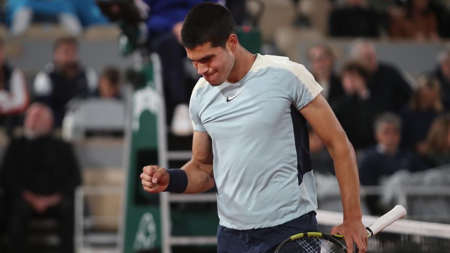 Carlos Alcaraz da una exhibición para meterse en los cuartos de final de Roland Garros