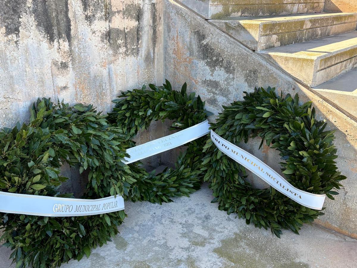 Coronas dejadas al pie del panteón de los Guijarro este sábado 14 de febrero en honor a los siete oficiales fusilados en 1844.