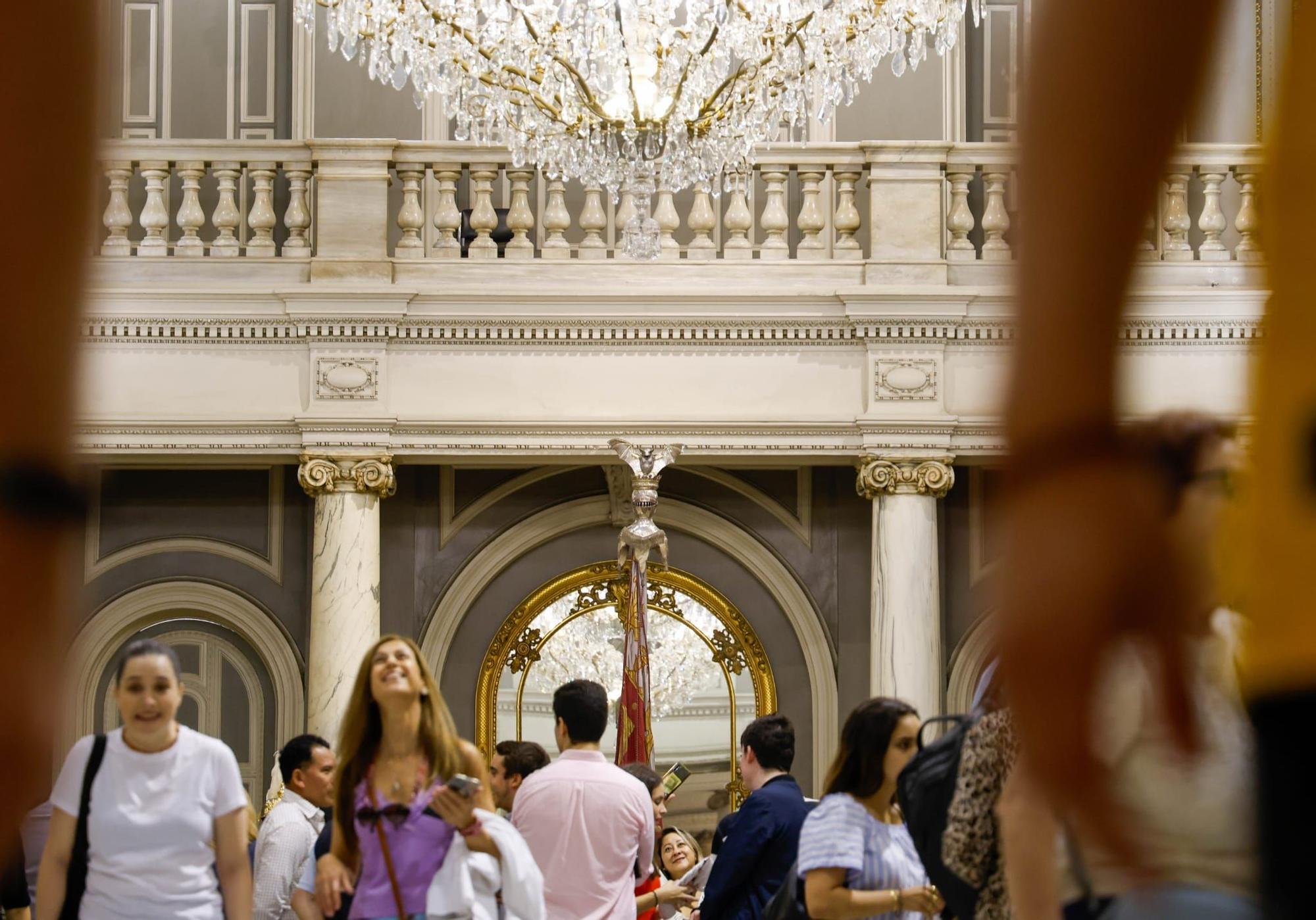 El centro se llena en vísperas del Nou d'Octubre para ver la Senyera