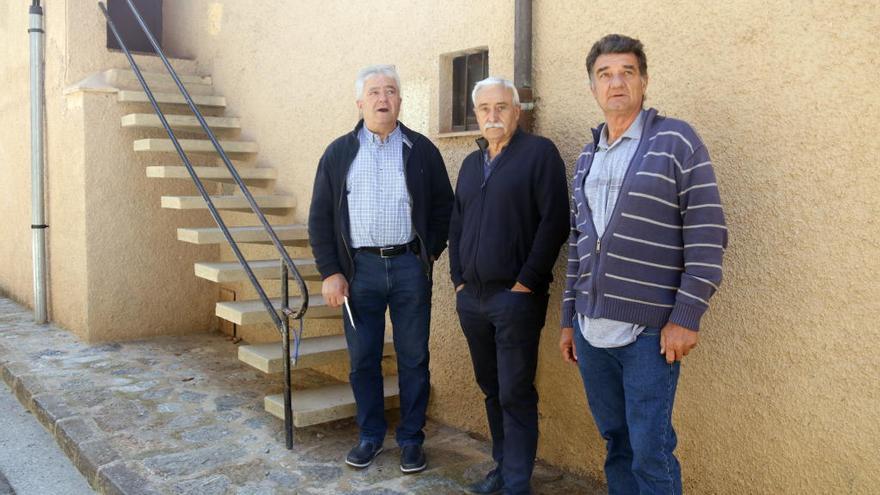 Els tres homes de Vilallonga de Ter que han denunciat els fets, situats a l&#039;escala de l&#039;edifici on vivia el mestre