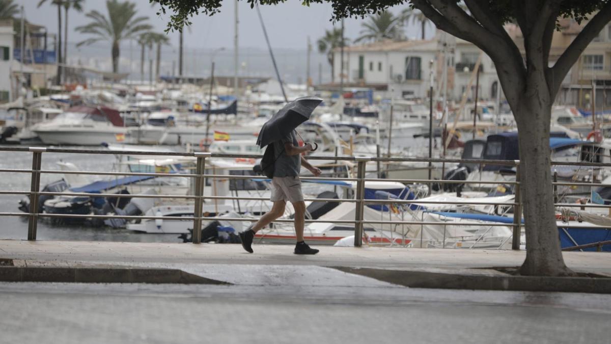Ein Spaziergänger am Hafen von Portixol in Palma auf einem Archivbild.