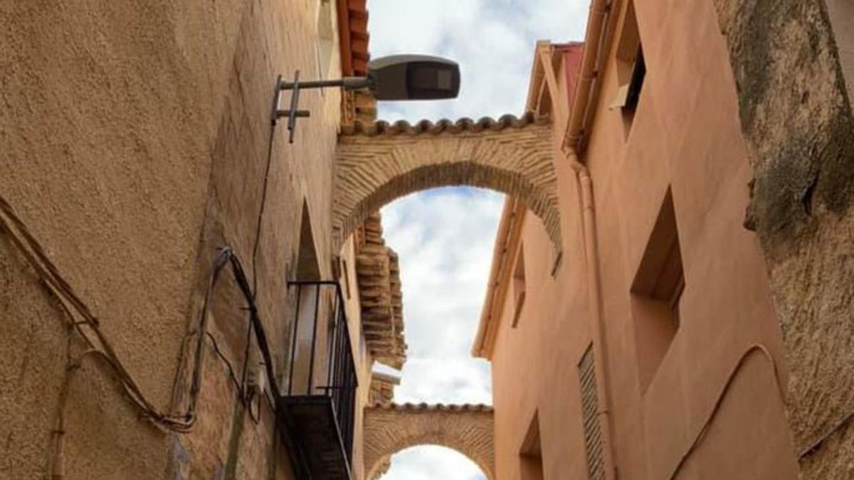 Las calles de Urrea de Jalón cuentan con varios arcos. |  