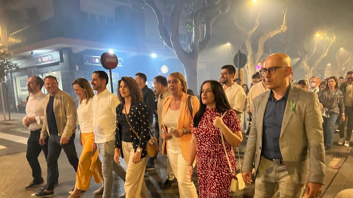 Alcaldes y alcaldesas de l'Horta apoyaron a Cristina Mora, en el centro, durante la Passejà.