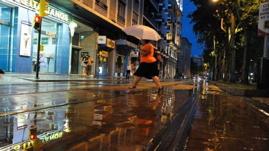 Una tormenta descarga agua y granizo en Zaragoza