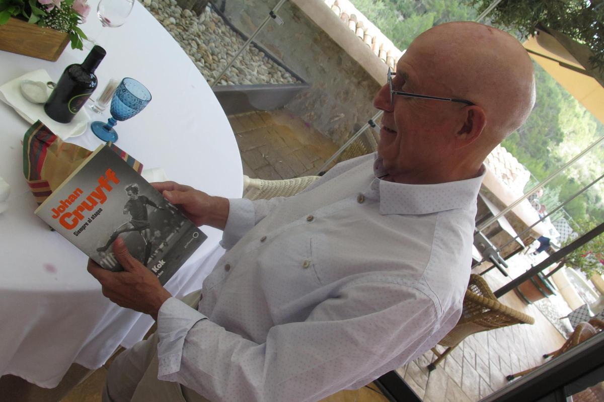 Llorenç Serra Ferrer, con un libro sobre Johan Cruyff en sus manos.