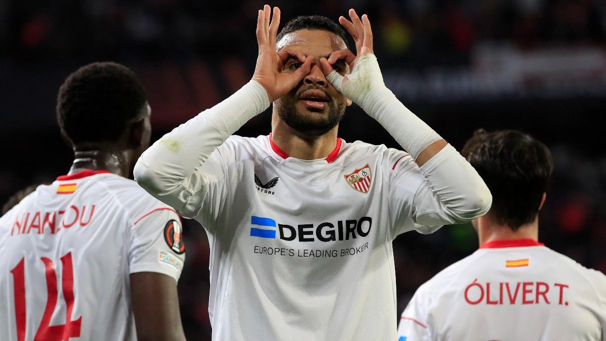 El delantero marroquí del Sevilla FC Youssef En-Nesyri celebra su gol ante el PSV