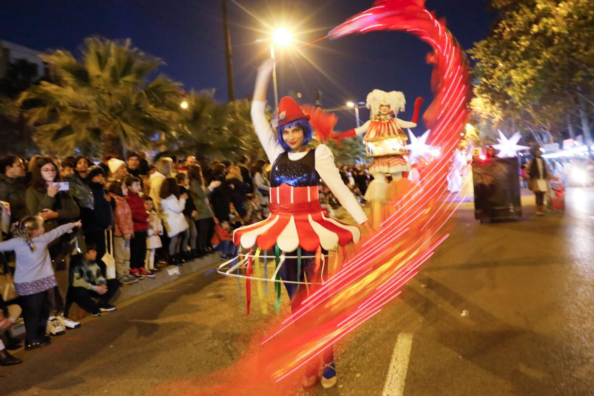 Acróbatas durante la cabalgata de Reyes 2023, a 5 de enero de 2023, en Murcia (España).