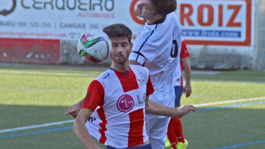 Un jugador del Alondras trata de despejar ante la presión de un rival del Cerceda. // Gonzalo Núñez