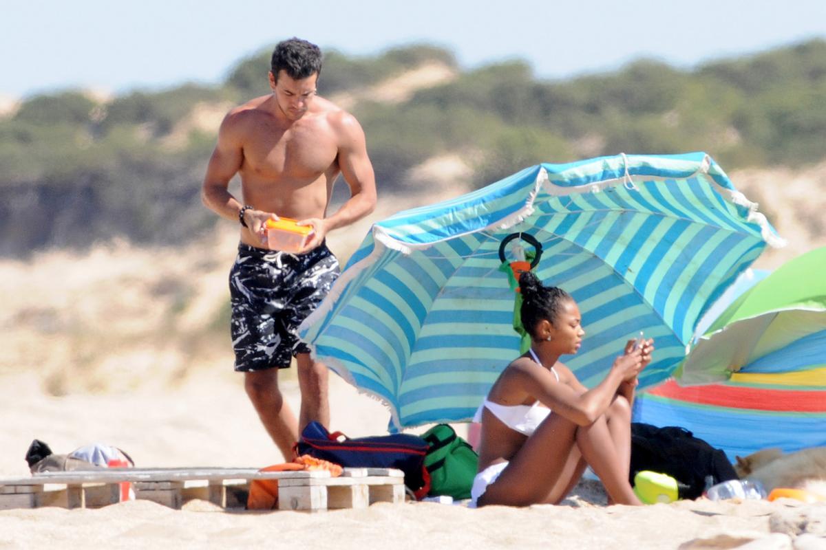 Berta Vázquez y Mario Casas, de vacaciones en la playa de Cádiz