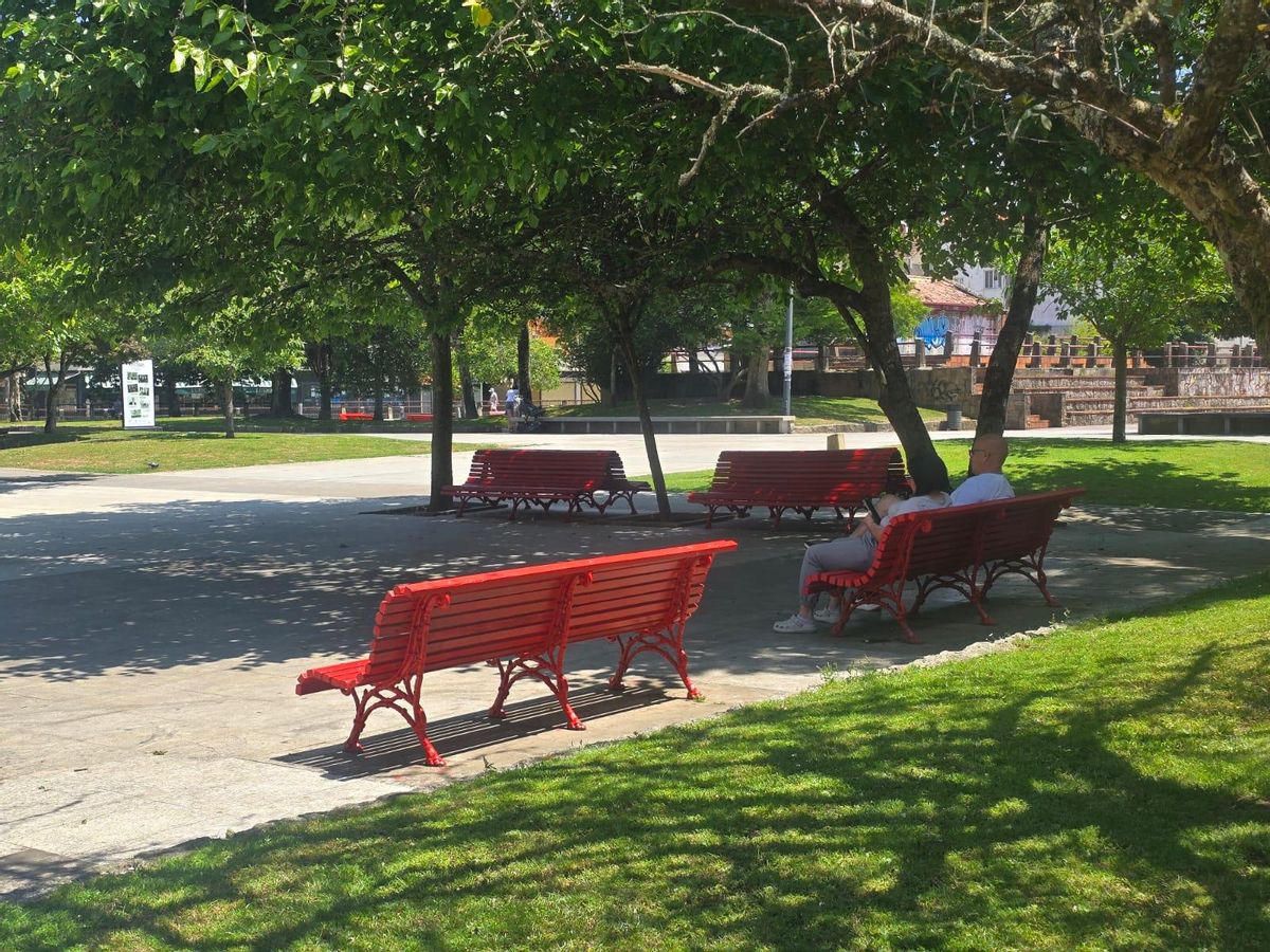 Bancos recién pintados en el parque de A Xunqueira.