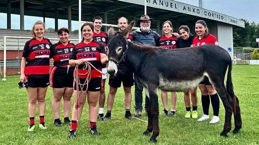 Deportistas del club posan con Brendan Macdonnell y su burro en el Cortizo.