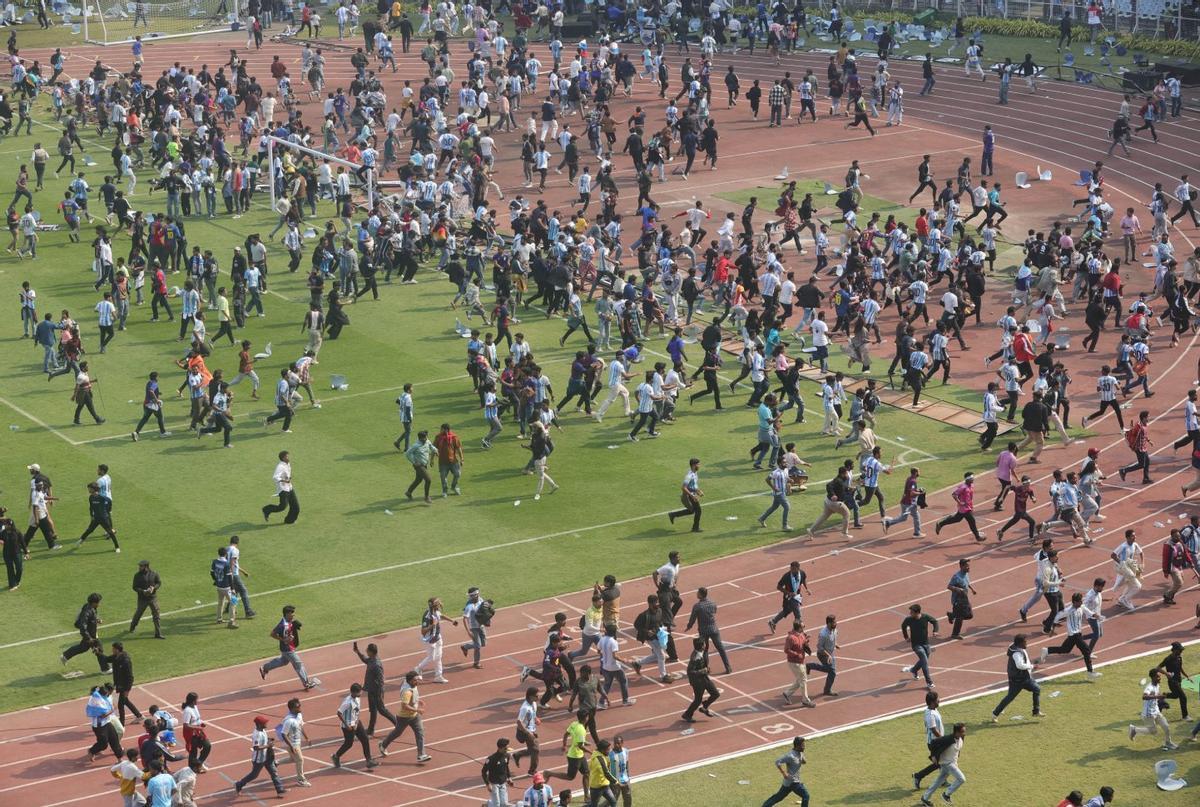 Invasión de aficionados en el estadio de India visitado fugazmente por Leo Messi.