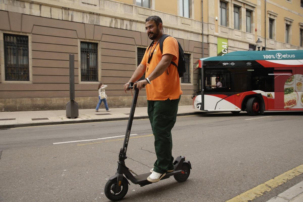 En imágenes: La división de opiniones en las calles de Gijón por la prohibición de los patinetes en el centro En imágenes: La división de opiniones en las calles de Gijón por la prohibición de los patinetes en el centro