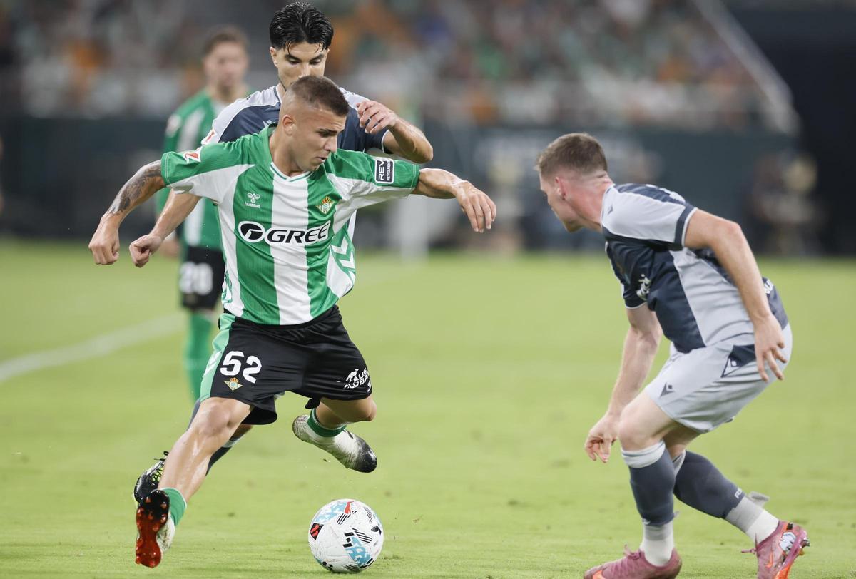 El extremo del Betis Deportivo, Pablo García, disputando el balón con jugadores de la Real Sociedad en Primera División.