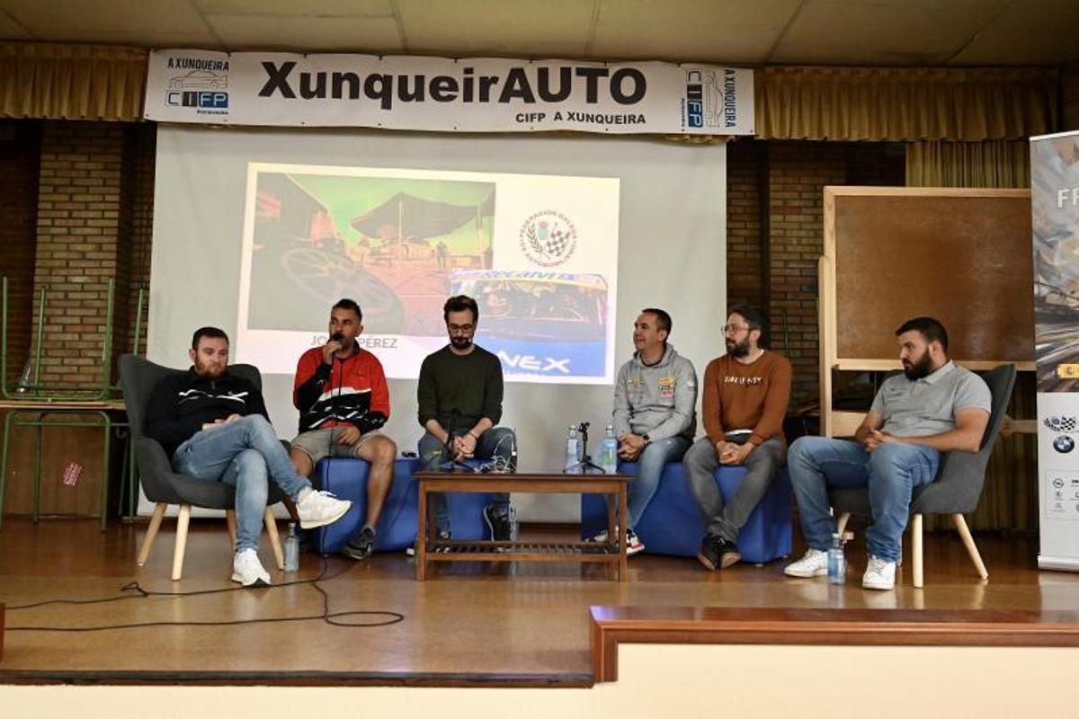 Pilotos y técnicos que protagonizaron la charla a los alumnos.   | // R. V.