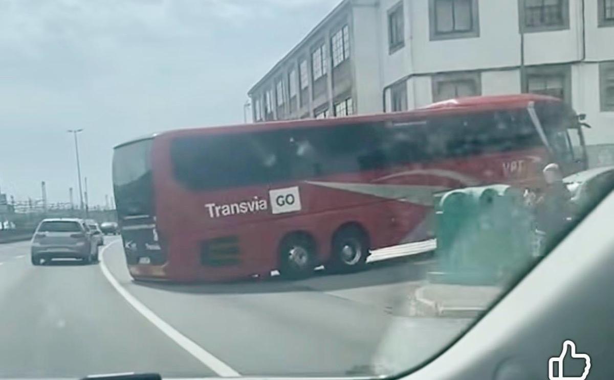 Autobús atascado este martes en Santiago