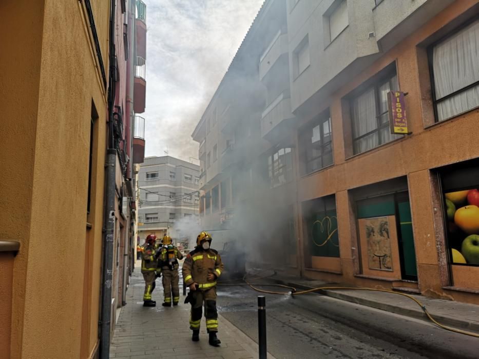 Incendi d'una màquina de neteja amb afectacions a un supermercat de Palamós