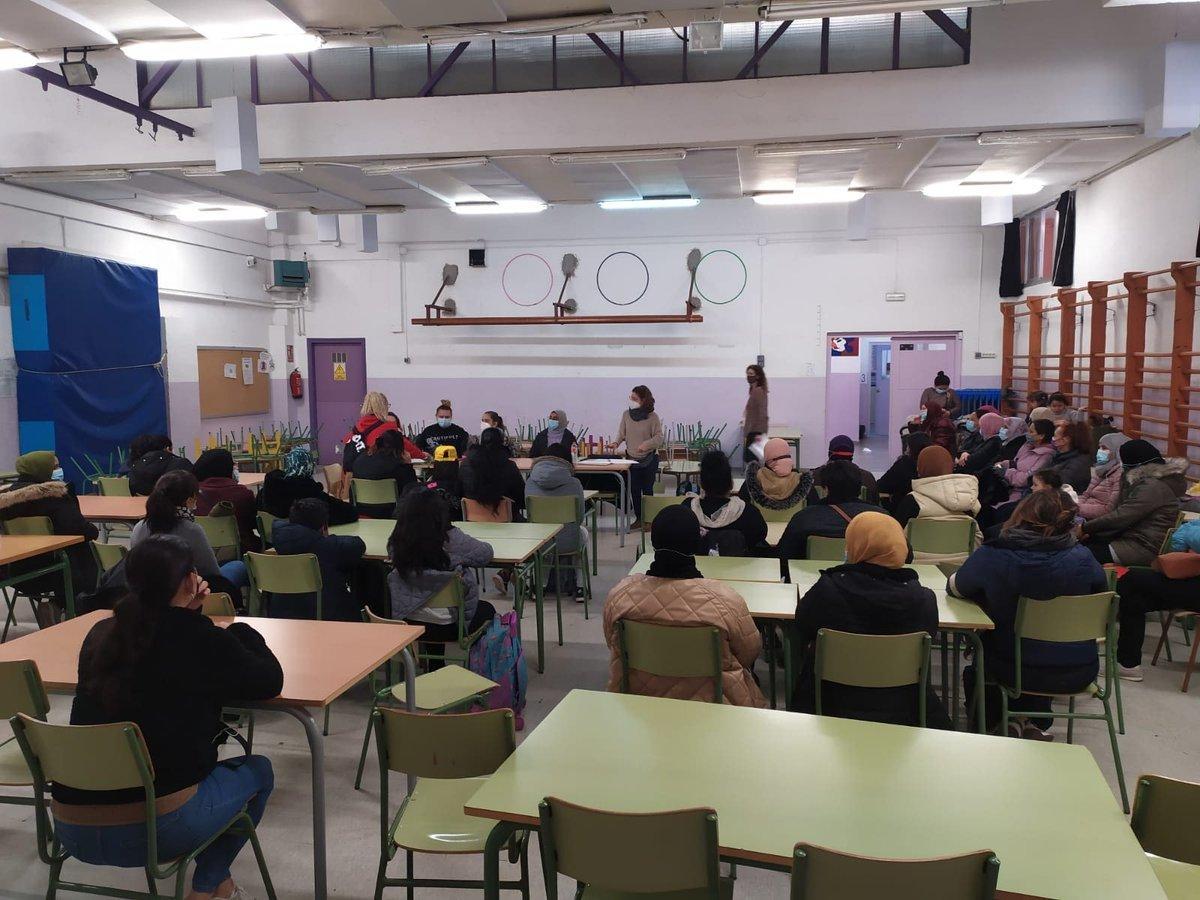 Un aula del centro educativo desalojado este lunes en Badalona tras declararse un incendio