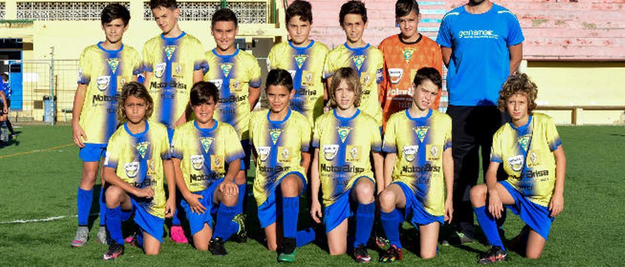 Jugadores de La Garita con su entrenador en el campo Manuel Guerra