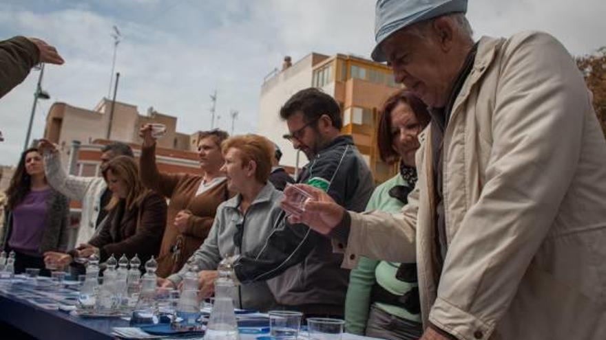 Un buen número de vecinos de Santa Pola participó ayer en la cata de aguas de Hidraqua.