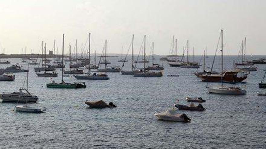 Embarcaciones fondeadas en ses Salines hace tres veranos.