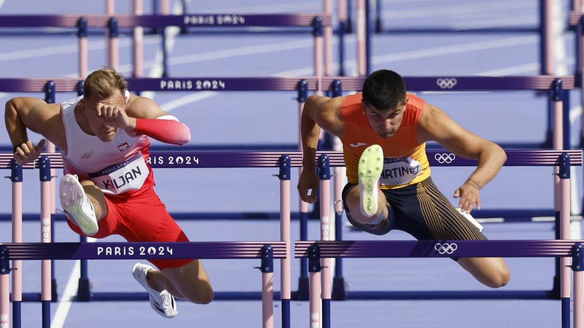 El atleta polaco EKrysztof Kiljan y el español Asier Martínez durante la repesca de los 110m vallas masculinos