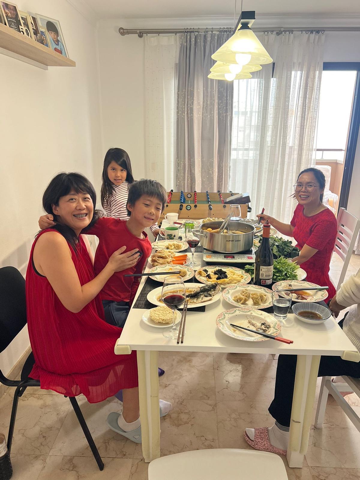La familia de Javier Lu, durante la cena de Nochevieja