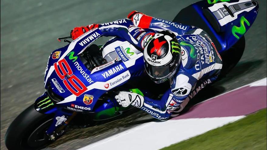 Jorge Lorenzo afronta ayer con su Yamaha una de las curvas del circuito de Losail.