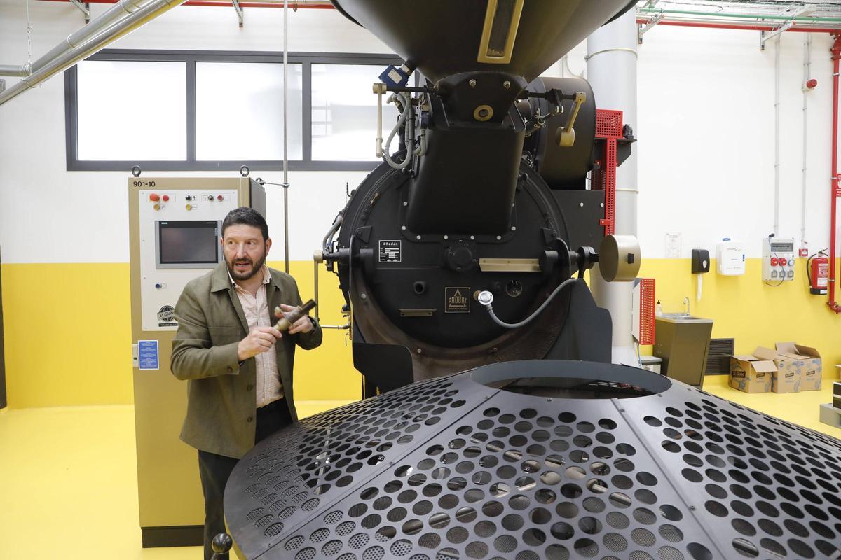 José Ramón Iglesias enseña una de las máquinas en el almacén de El Globo.