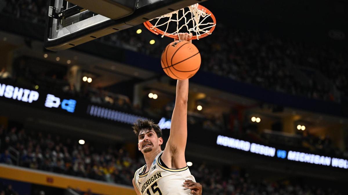 Aday Mara se cuelga del aro durante el partido entre Michigan y Howard.