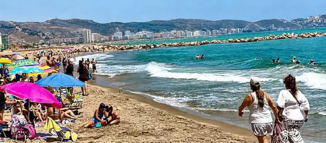 Cullera “salta” el escalón submarino: los bañistas están satisfechos con la playa regenerada