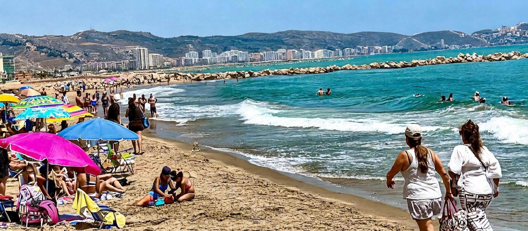 La Platja de l'Estany ha recuperado su zona de arenal tras meses sin apenas costa por la regresión.
