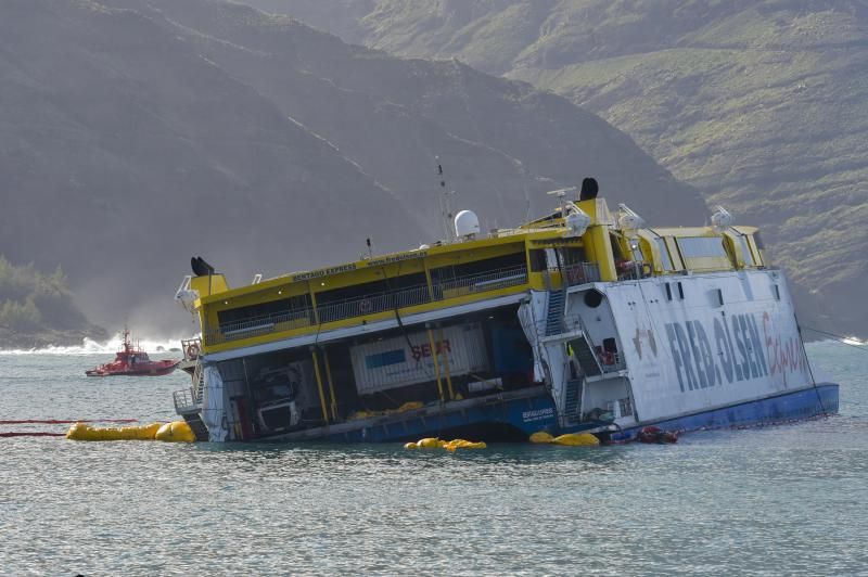 Pleamar en Agaete para remolcar el ferry