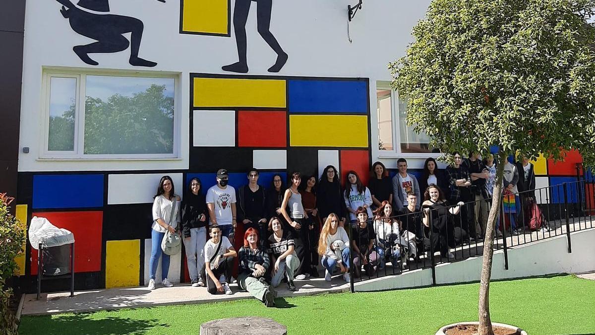Los alumnos visitaron los murales al aire libre de Geldo.