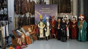 Los emisarios de los Reyes Magos, junto con la vicealcaldesa de Madrid, Inma Sanz, y la concejala de Cultura, Marta Rivera de la Cruz, durante la presentación de la Cabalgata de Reyes.