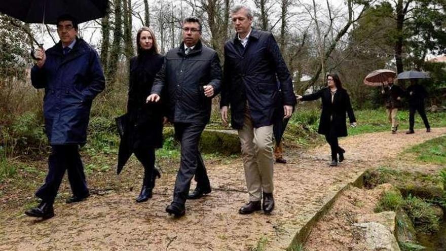 Visita del vicepresidente Alfonso Rueda, junto con el alcalde Javier Bas y el delegado López Chaves, ayer en el paseo del Maceiras. // FdV