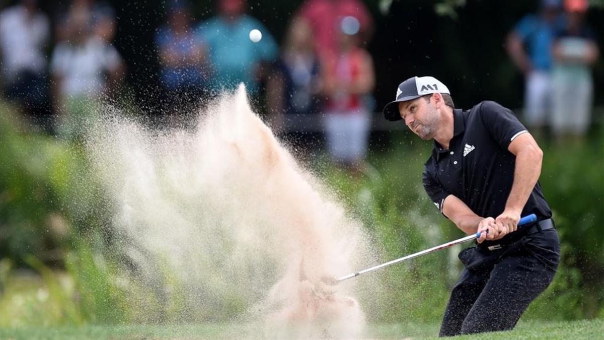 Sergio saca una bola del bunker durante la tercera jornada del torneo