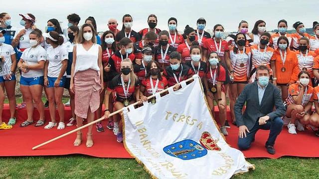 Mónica Martínez y José Ignacio Borrego entregan la bandera al podio femenino, con Salgado-Perillo, Cabo de Cruz y Chapela. | // LA OPINIÓN