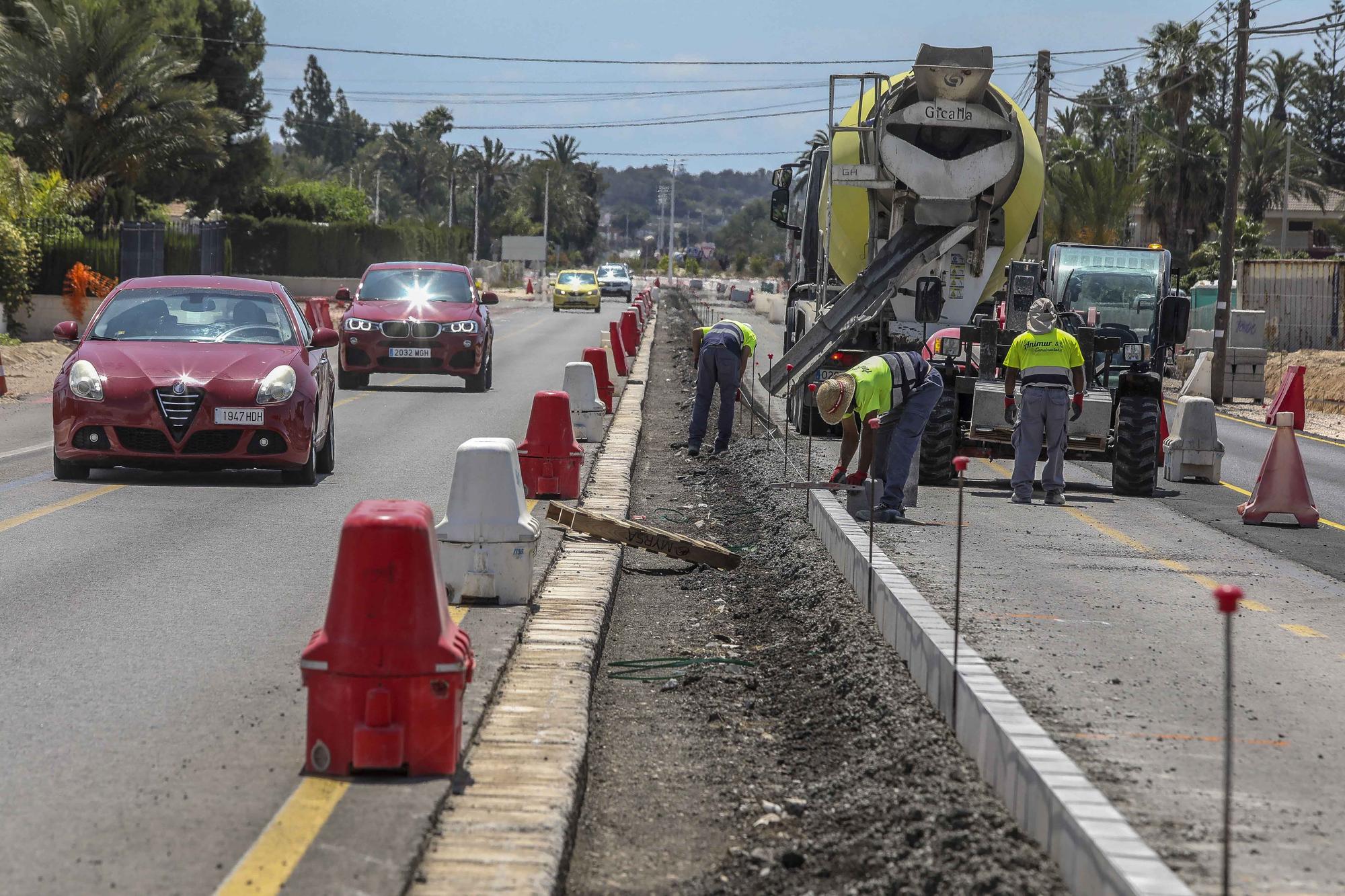 Las obras en el vial entre Elche y Santa Pola aceleran con la extension de la mediana y dos nuevas rotondas