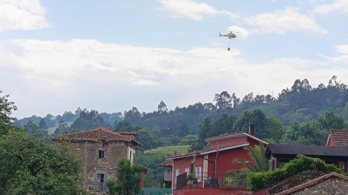 Así trabajan los medios aéreos sobre la zona de Anzo