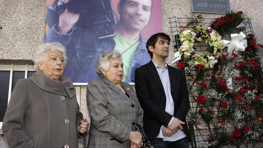 El alcalde de Ferrol, Jorge Suárez, junto a familiares de Couso. // EFE